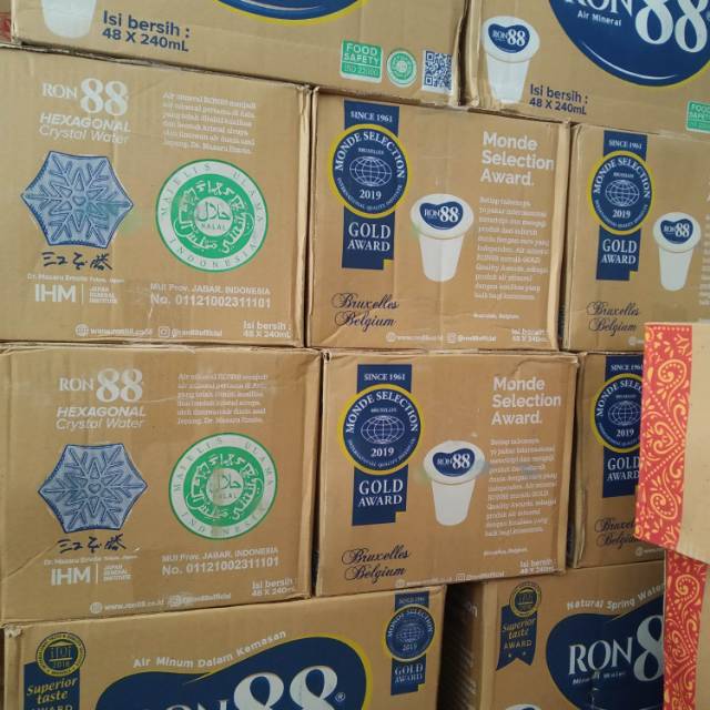

Air minum mineral merek Ron 88 Gelas/200ml
