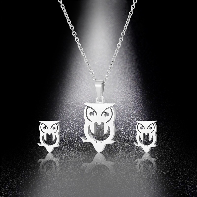 Kalung Rantai Liontin Burung Hantu Hollow Kreatif Bahan Stainless Steel Untuk Wanita