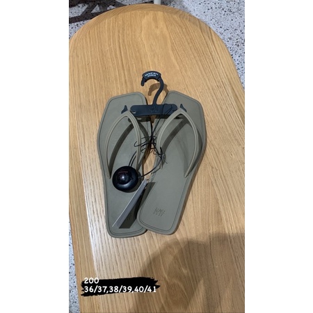 sendal jepit HnM wanita