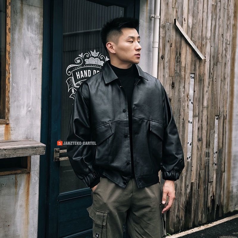 JNK x MINJON - Jaket Pria Bomber Tactical Oversize Retro Bahan Semi Kulit Sintetis Viena Faux Synthetic Leather Premium Original Branded Elegan Jacket Cowok Laki Laki Remaja Dewasa Model Korean Lapel Lokomotif Handsome Streetwear Kancing Saku Dual Pocket