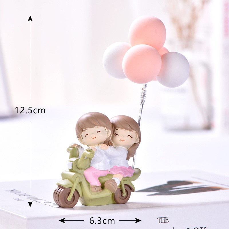 Pajangan Mobil Bobble Head Couple Dengan Balon Pajangan Meja