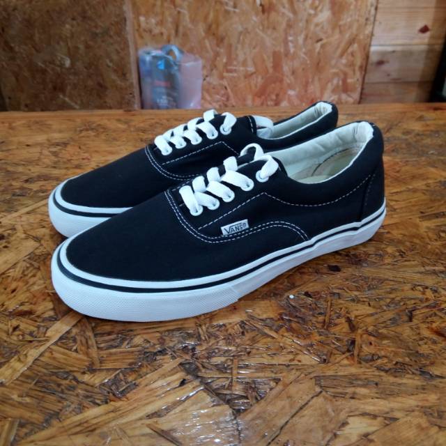 vans era classic black white