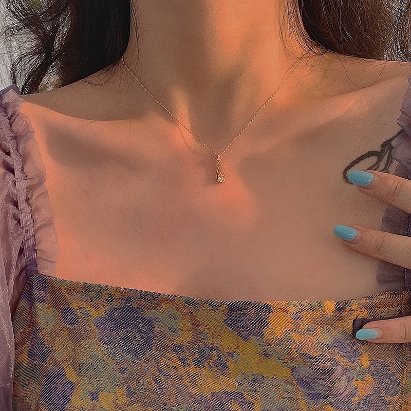 Kalung Rantai Klavikula Hias Liontin Kristal Berlian Bahan Baja Titanium Warna Perak Emas Untuk Wanita