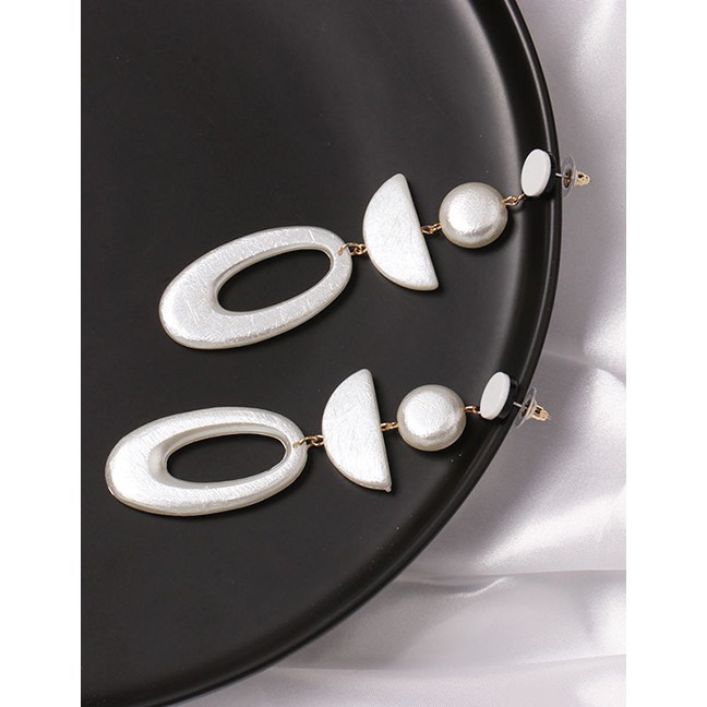 LRC Anting Tusuk Fashion White Geometric Earrings F46010