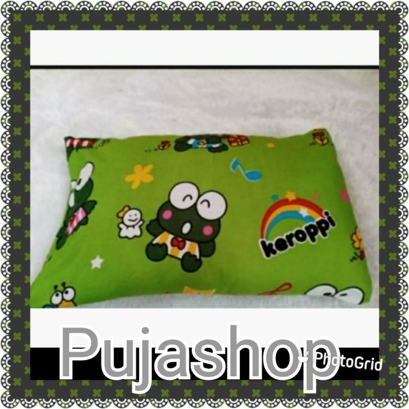 Sarung bantal motif karakter