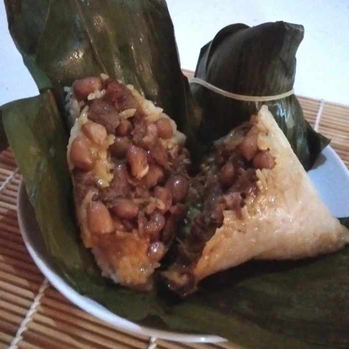 

KETAN-BERAS- BAKCANG KETAN KALIMANTAN ISI DAGING KACANG TELOR/ BAKCHANG KALIMANTAN -BERAS-KETAN.