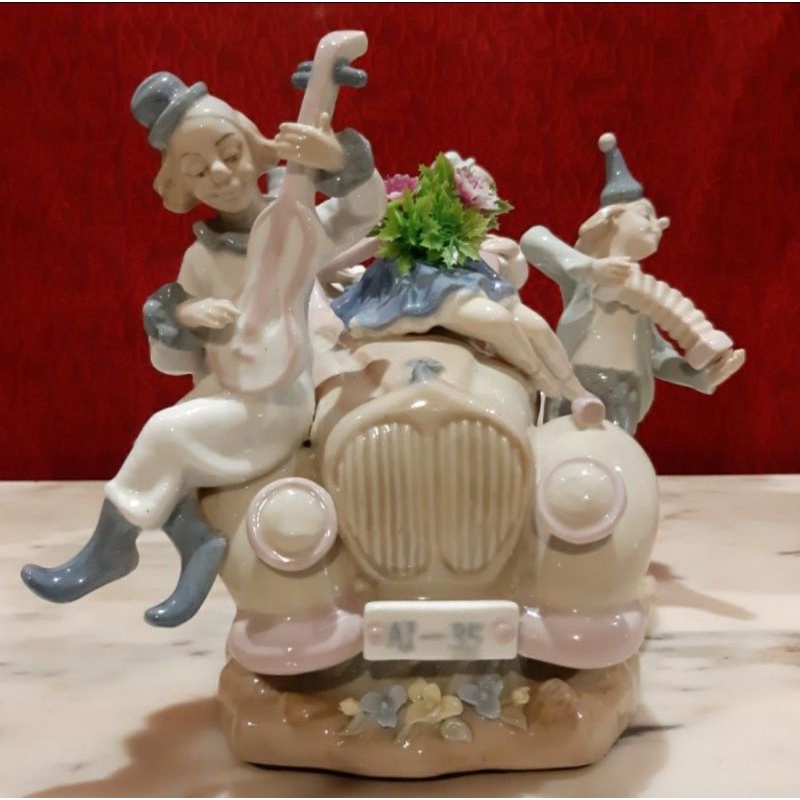 Patung Keramik Eropa Band Musik Badut di Mobil Antik