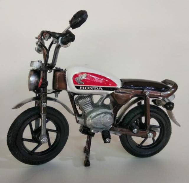 MINIATUR MOTOR HONDA CB CLASSIC WARNA PUTIH 30 x 11 x 14 cm BAHAN BESI - DEKORASI RUMAH MURAH JOGJA