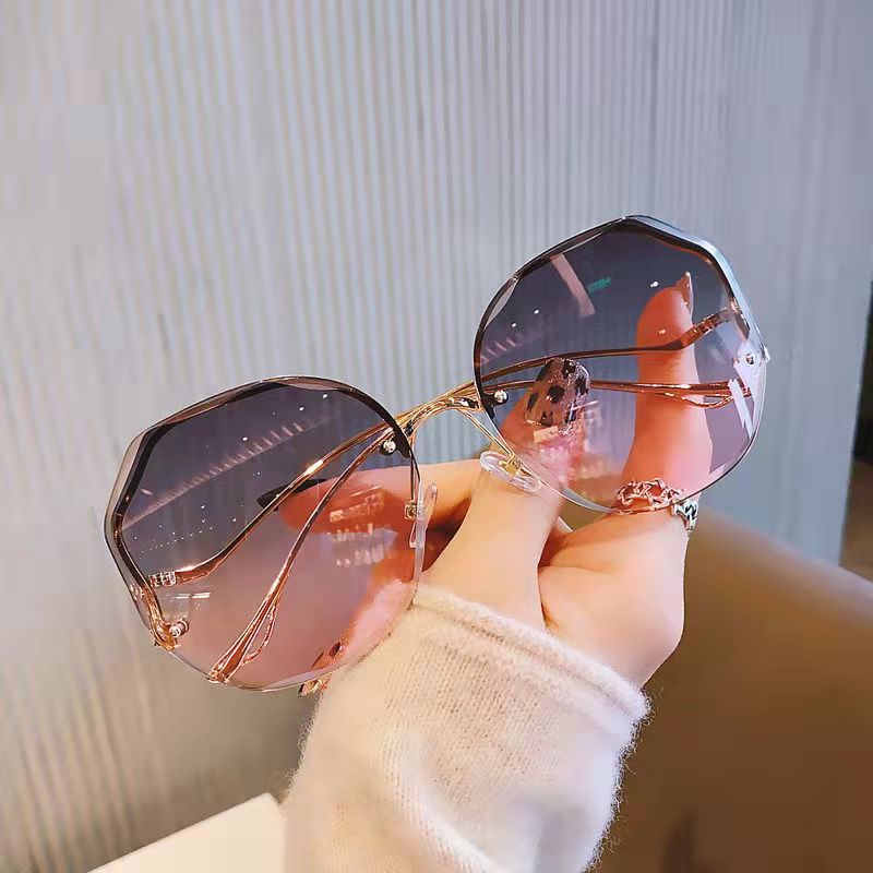 Kacamata Hitam Uv400 Lensa Metal Model Lengkung Warna Gradasi Untuk Wanita