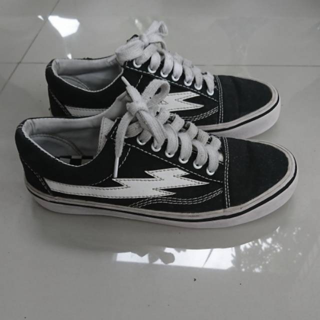 Word Division Sepatu