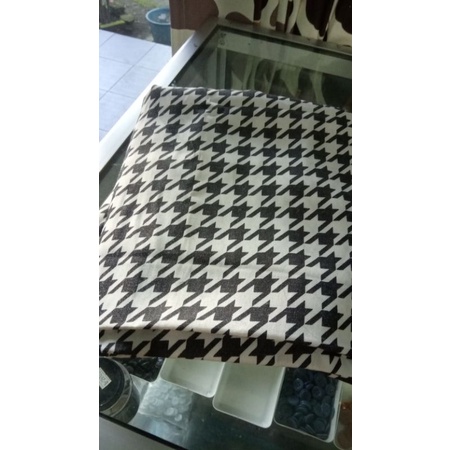 kain perca kotak hitam putih