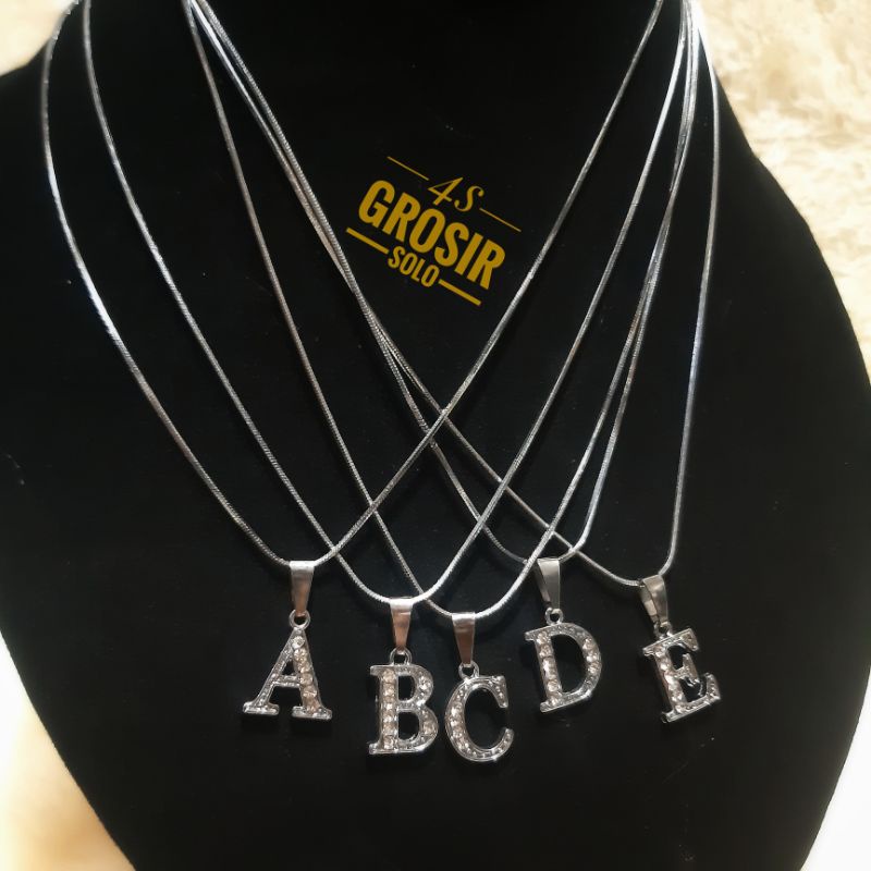 4S GROSIR SOLO || kalung silver wanita/ pria liontin huruf abjad A-Z diamond | kalung nama abjad A-Z | kalung rhodium anti karat &amp; luntur lintoin huruf abjad A-Z