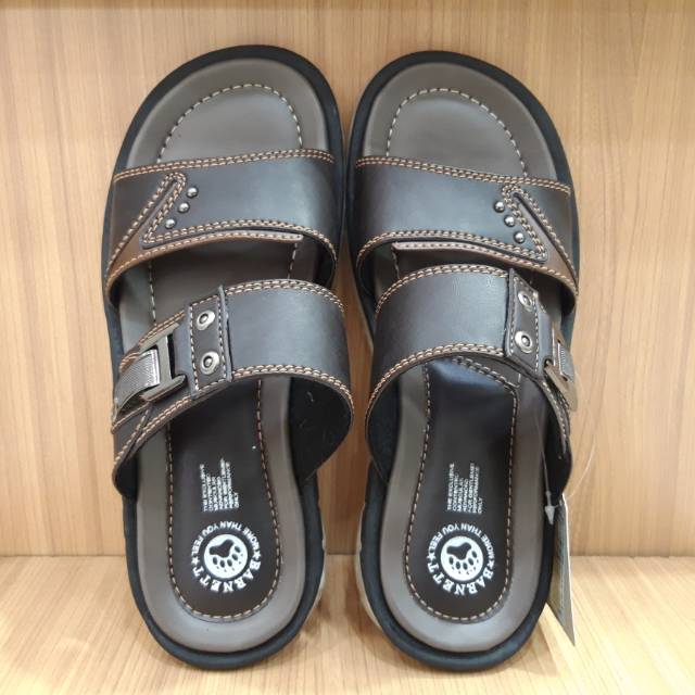 Sendal pria model baru dari barnett,sangat nyaman dipakai,lembut,lentur dan tidk berat dan juga awet