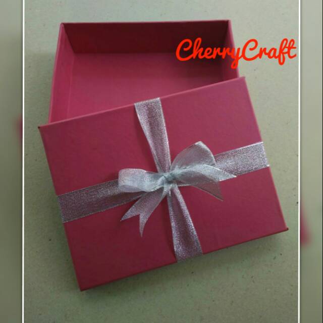 

Kotak Kado Packing Gift Box ukuran 20x18x5 cm cover luar dalam dan pita
