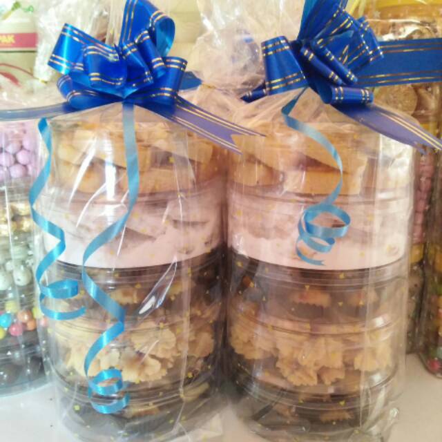 

Paket kuker lebaran .. Terdiri dari 5 macem kuker nastar,kastengel,kue salju,nastar keju,semprit