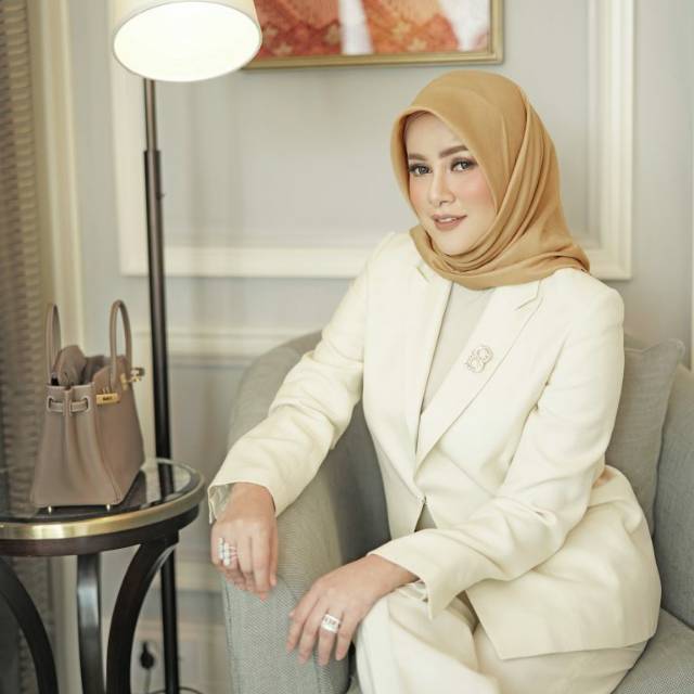 Buttonscarves Olla Square Almond