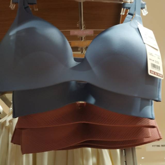 Uniqlo bra set ( 1 bra dan 1 cd ) on sale...
