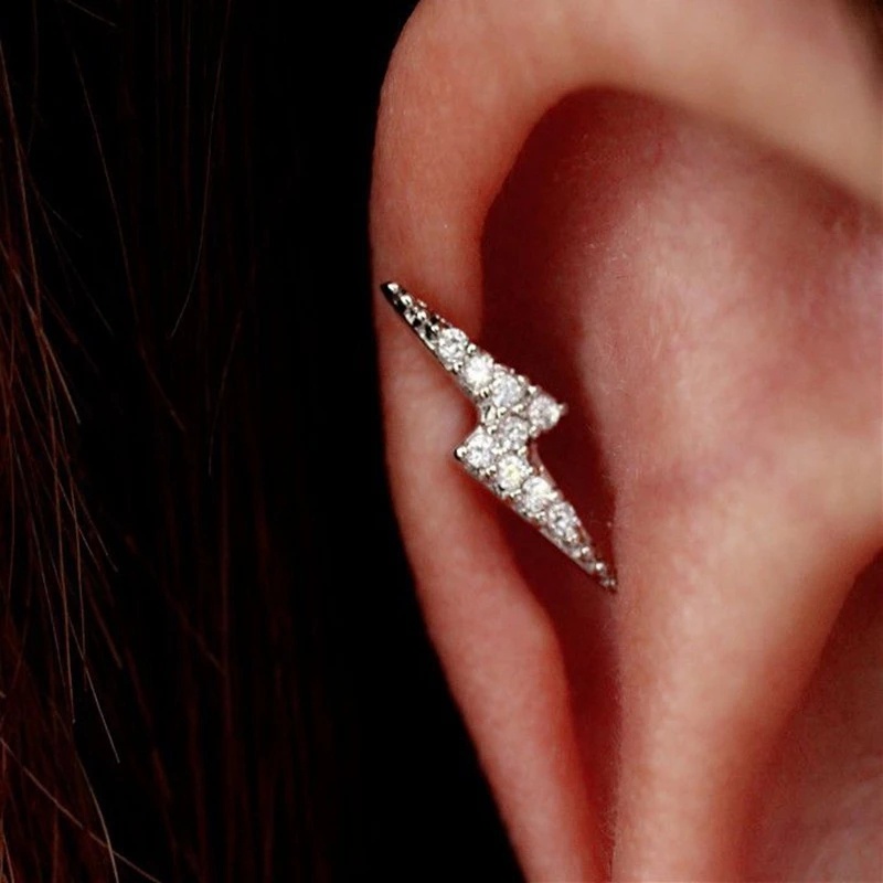 1 Pasang Anting Stud Kristal Desain Petir Gaya Gothic Untuk Wanita