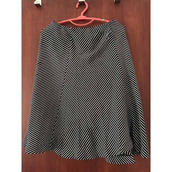 Rok Wanita Uniqlo - Preloved