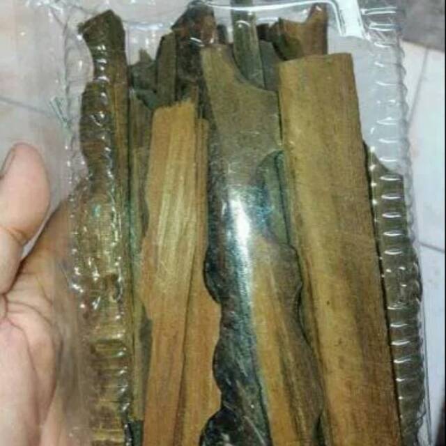 Potongan kecil kayu gaharu