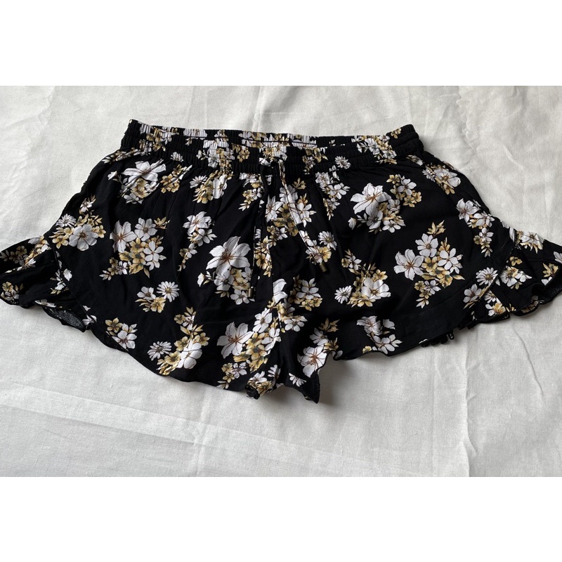 Forever 21 Celana Short Black Flower