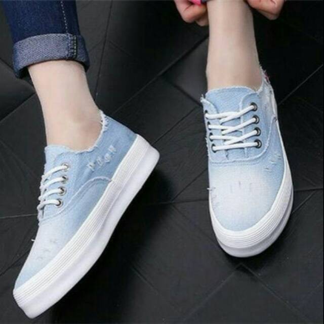 Sepatu kets levis casual
