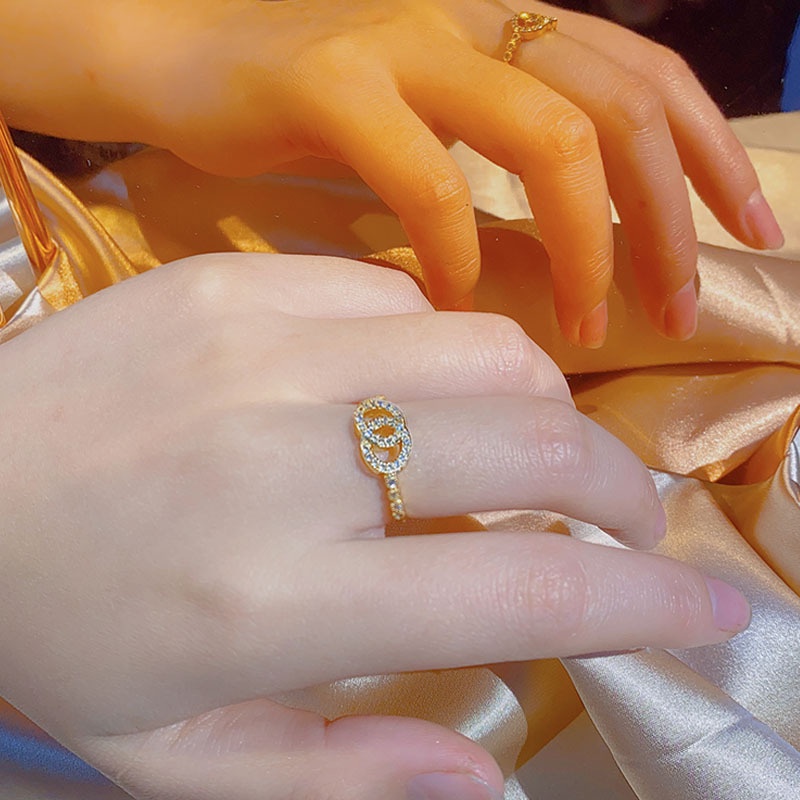 Eropa Amerika Fashion Gaya Baru Interlocking Ring Double O Letter Ring Diamond-studded Influencer Gaya Yang Sama Cincin Perempuan Anti-fading Pasangan Cincin Reksa Hadiah