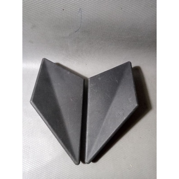 belah ketupat cover bawah jok depan sport fairing kanan  Minerva megelli 250 S R SE RE RV original