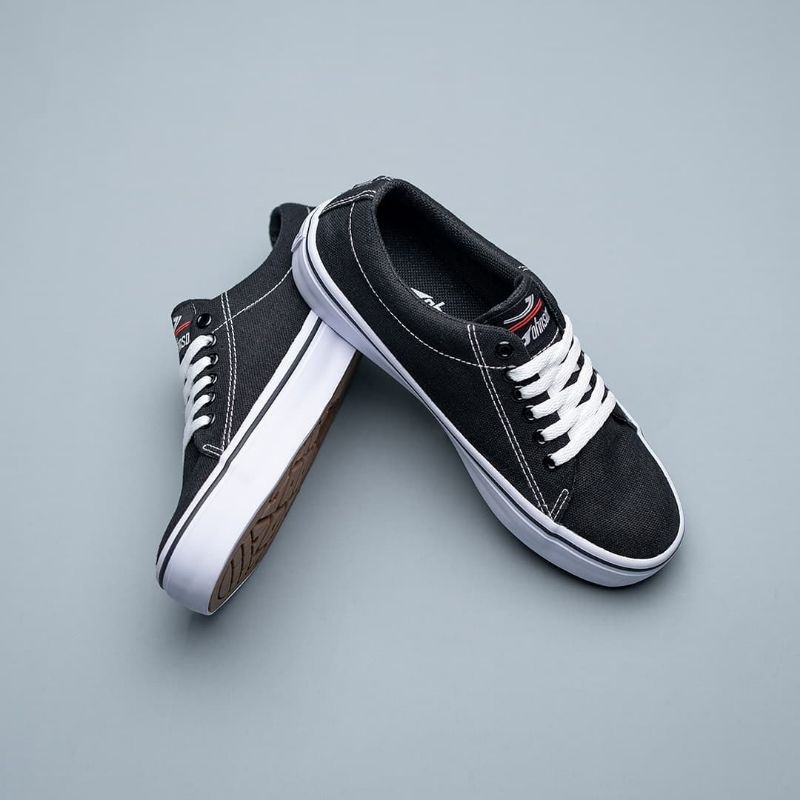 Johnson Aegis Blackwhite low original