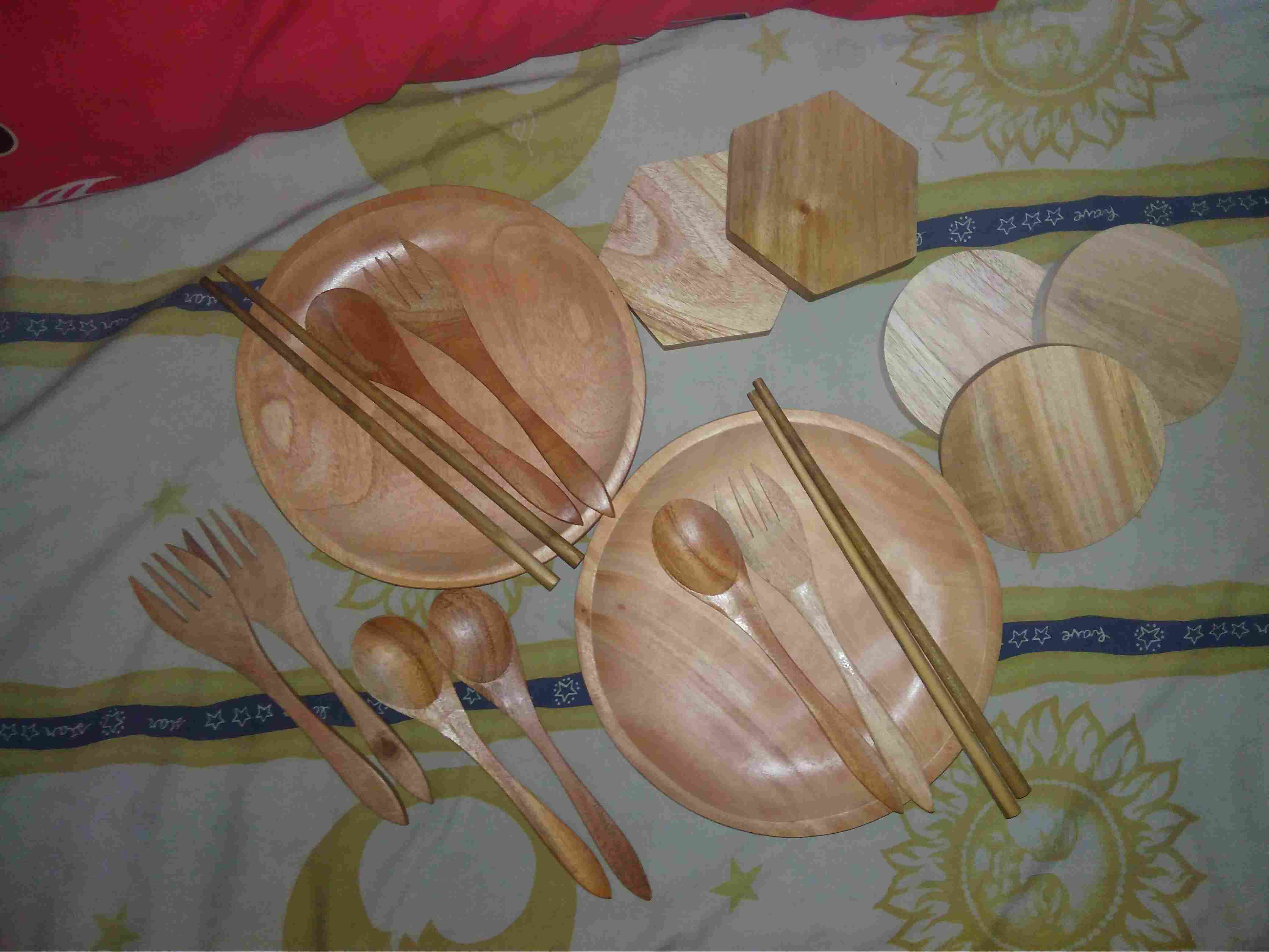 Piring Liuk Paket Kayu Mahoni ( Piring 20cm, Coaster Hexagon, Sendok Mahoni, Sumpit Mahoni)