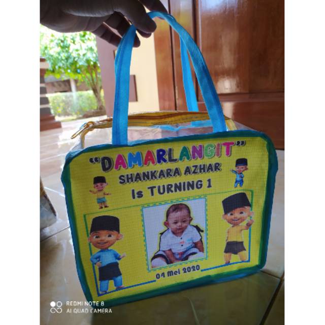 

tas souvenir ulang tahun ukuran bento..T 20 P 24 L 17..