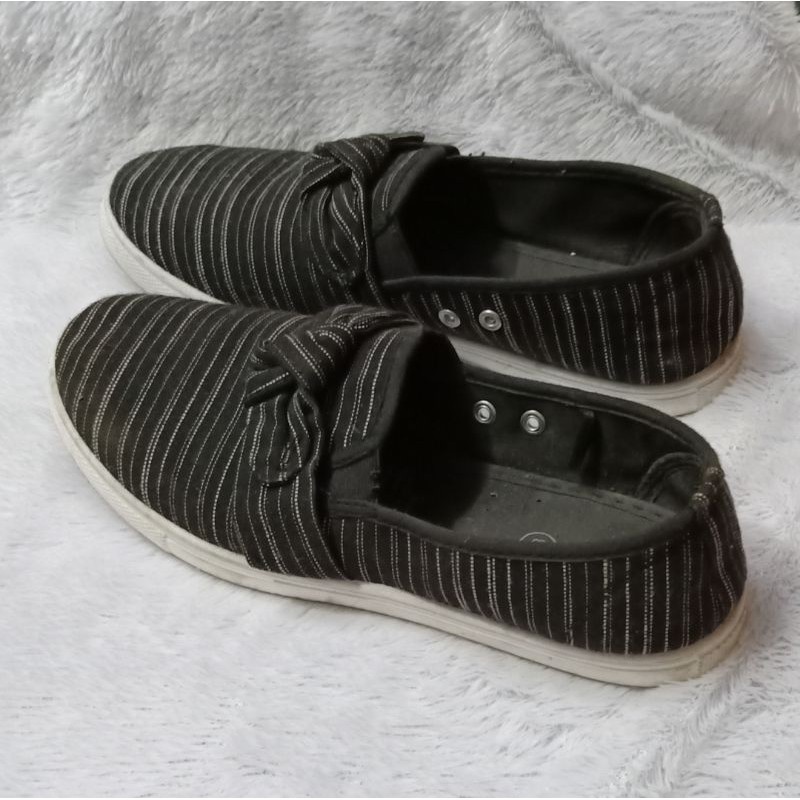 Sepatu rubi hitam sneakers