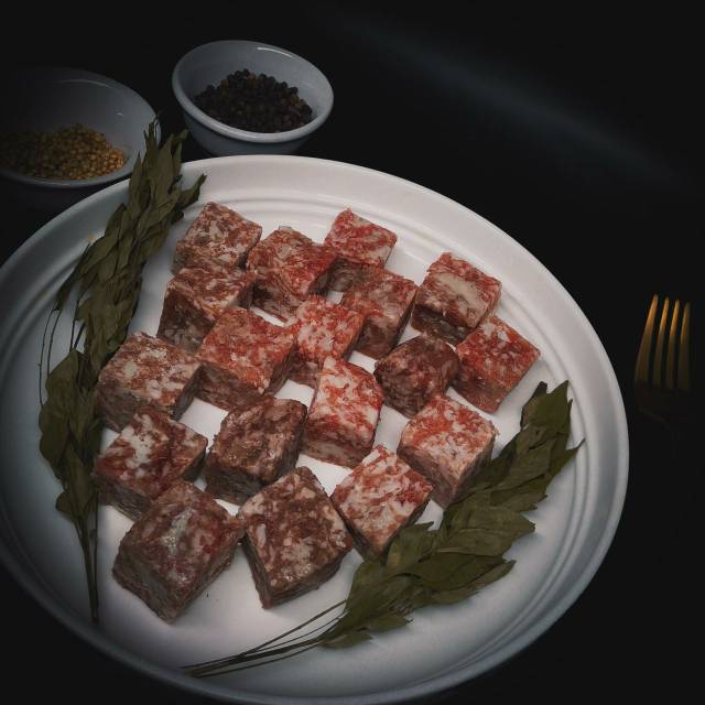 

SAIKORO BEEF 250 GR MELTIQUE CUBES 2 cm