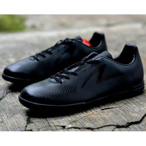 SEPATU FUTSAL SPECS HYPENO IN TRIPLE BLACK