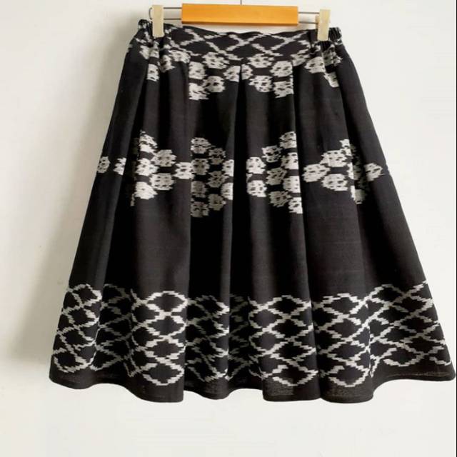 Rok tenun original black white premium