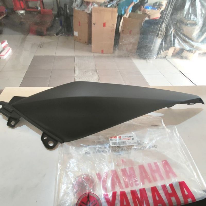 BODY BELAKANG KANAN/KIRI XMAX ORIGINAL YAMAHA HITAM DOFF