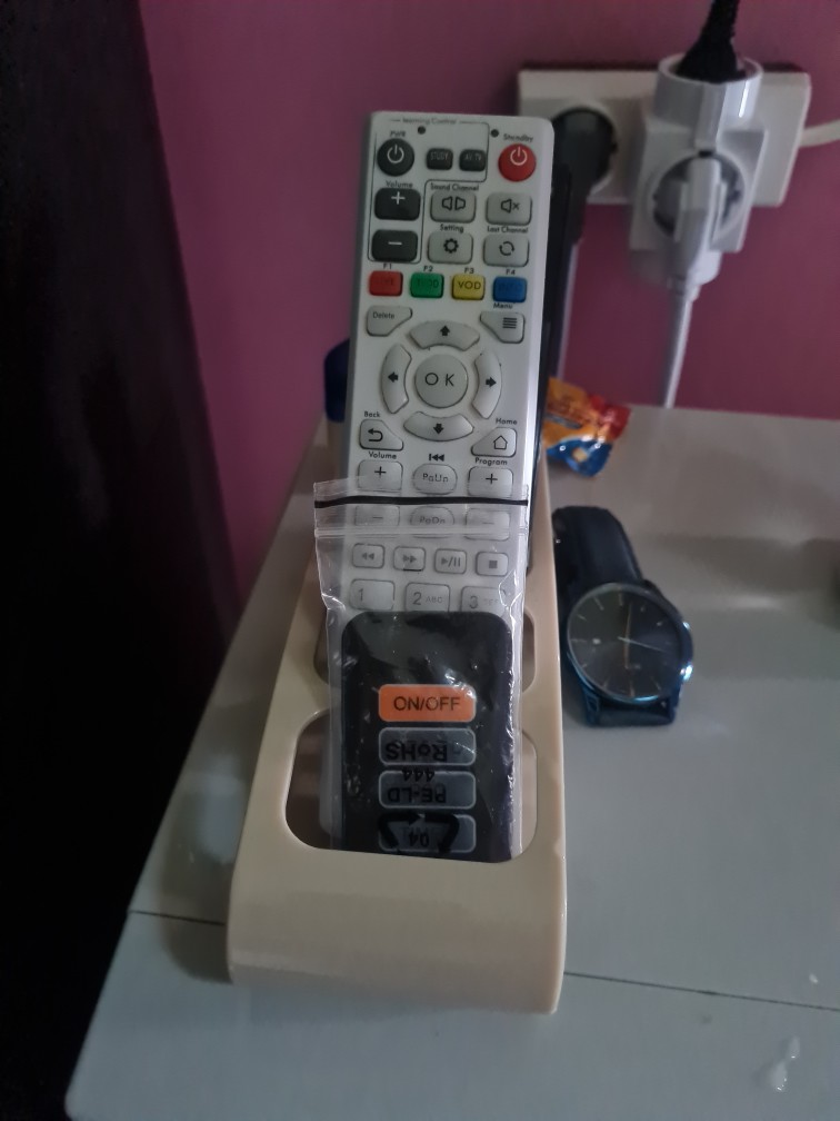 Tempat Remote 4 Lubang Import Remote Organizer Plastik