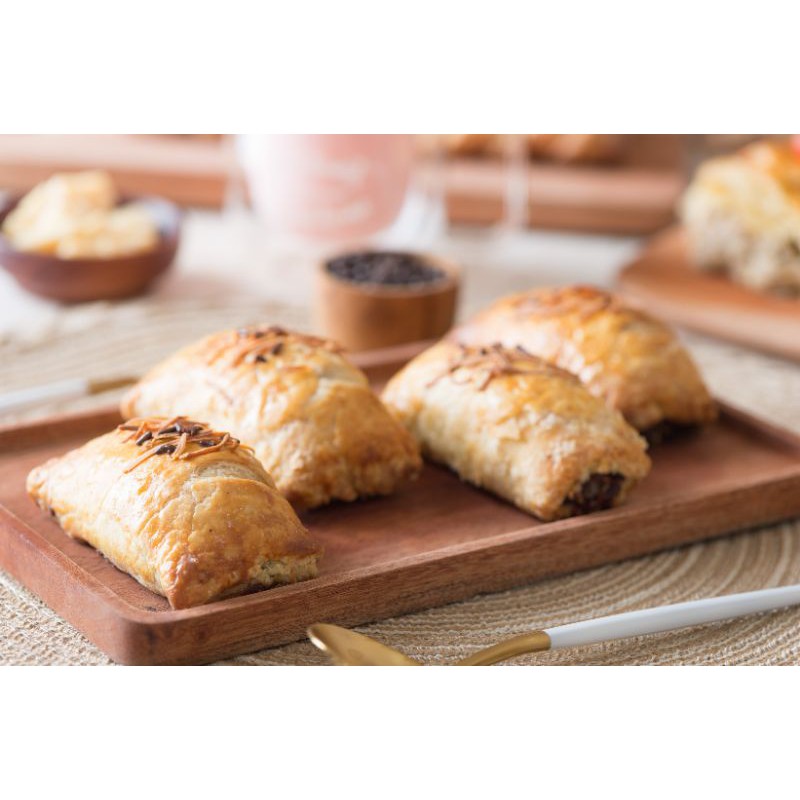 

Bolen Klasik Coklat (1 box isi 4pcs) Bolen Croissant Momimay