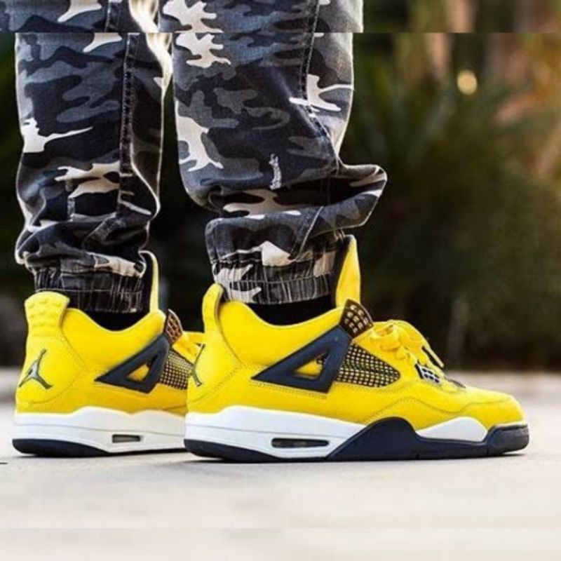 Sepatu Nike Jordan 4 Retro "Lightning"