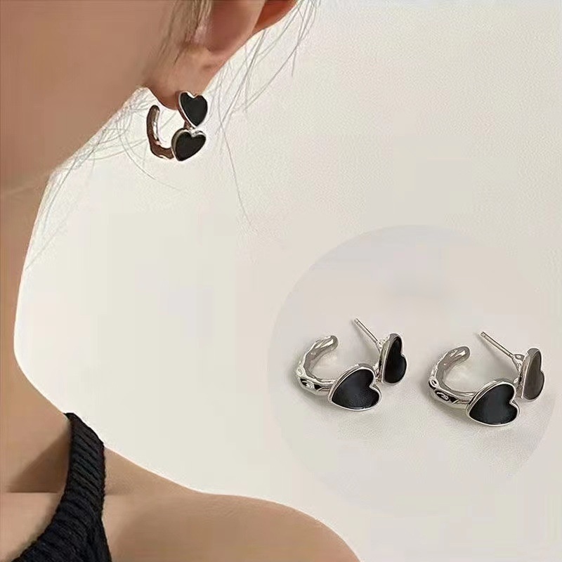 Anting Bentuk Hati Warna Hitam Gaya Korea