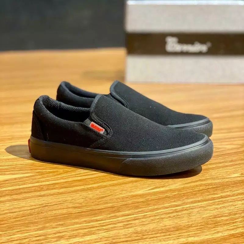 SEPATU WARRIOR SLIP ON ARTUR BLACK ORIGINAL WARRIOR SLIP ON FULL BLACK SEPATU SLIP ON HITAM POLOS