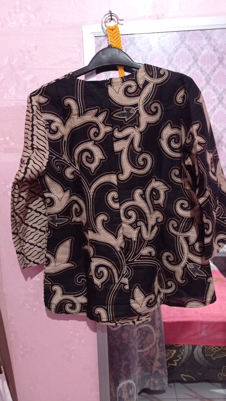 Atasan Batik Wanita Blouse Motif Kangkung Kombinasi Motif Parang Warna Coklat Muda Terlaris 2021