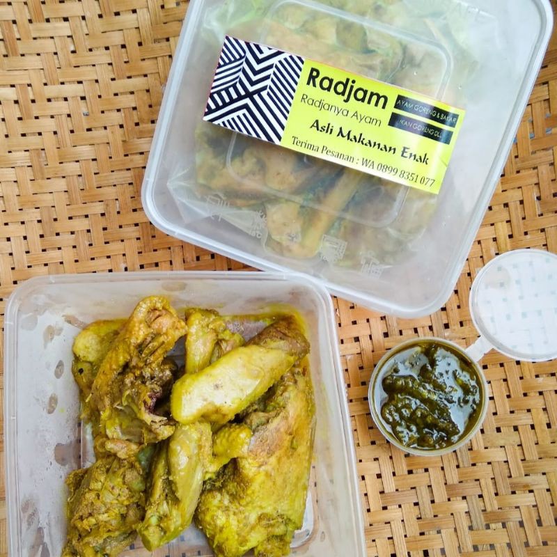 

Ayam ungkep bumbu kuning (1ekor isi 4/8potong)