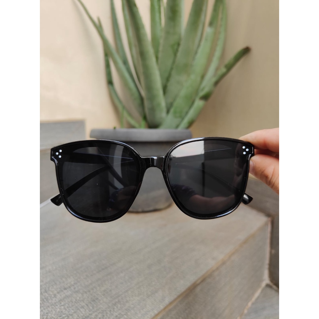 Kacamata Korea Black Hitam Korean Fashion Sunglassess Wanita/Pria unisex Free Sarung + Kain Lap