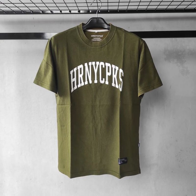 T-SHIRT HRNYCPKS COLLAGE - GREEN ARMY