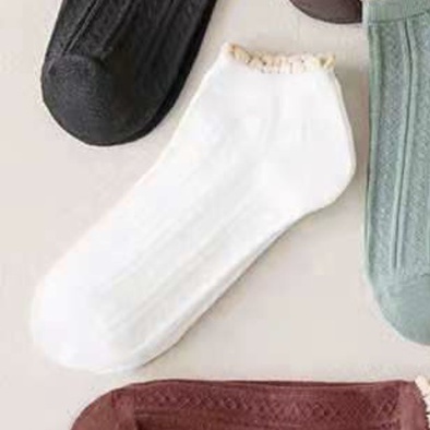 [COD] Kaos Kaki Wanita Import Motif Garis Renda Kaos Kaki Polos Cantik dengan Aksen Renda Ala Korea Kaos Kaki Semata kaki Ankle Shock-Putih