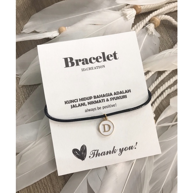 Gelang Inisial Huruf Bulat Tali Korea 2mm Hitam Charm Enamel Epoxy (A-Z Hitam Putih-Inisial Epoxy PUTIH