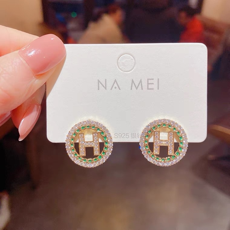 Anting Tusuk Motif Huruf H Hias Berlian Imitasi Ala Korea Untuk Wanita