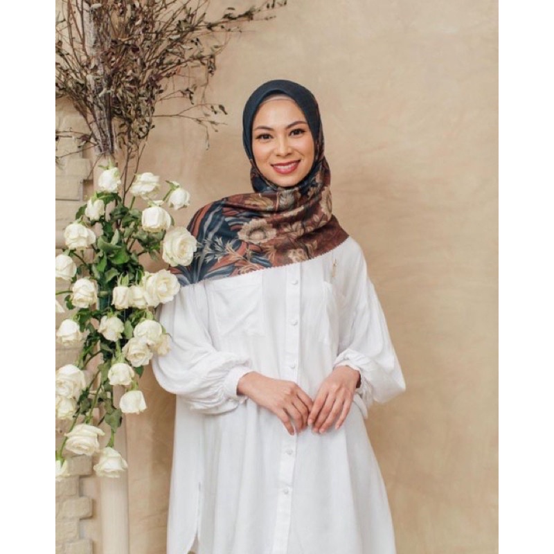 Jeumpa Scarf Wearing Klamby Saphire