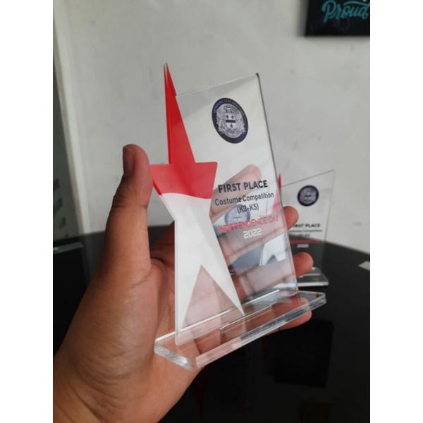 

Plakat Kilat +-10jam Trophy Piala Standee Akrilik Custom Murah